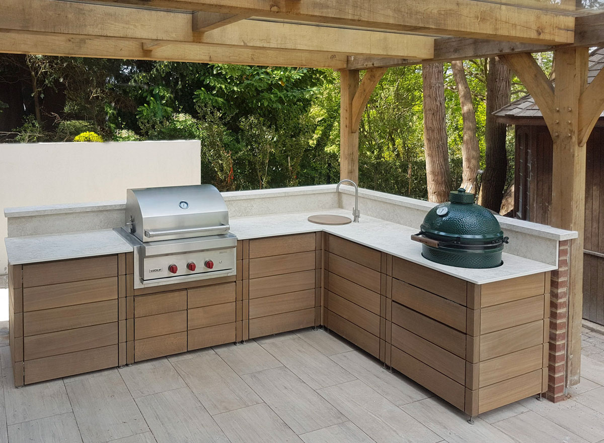 Outdoor kitchen with big green egg and grill
