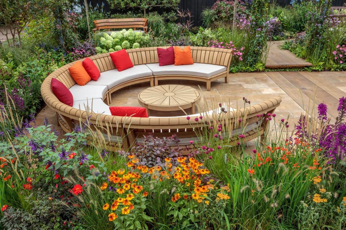 Curved-Splash-Lounge-at-Chelsea-Flower-Show-min