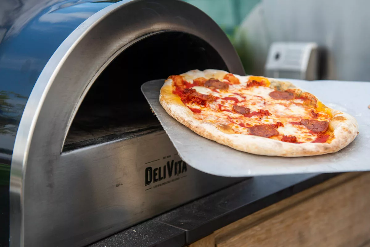 Pizza-Oven-with-Pizza