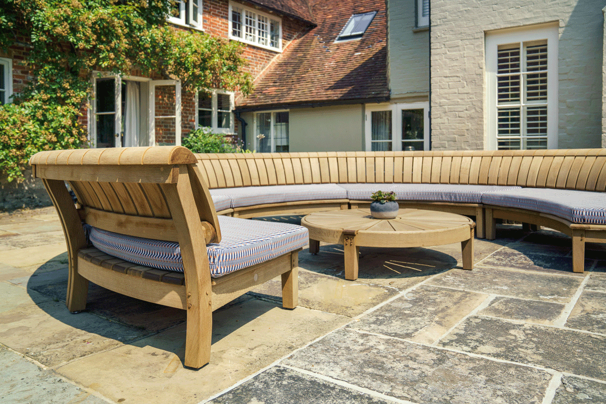 Curved-Splash-Lounge-with-Cushions